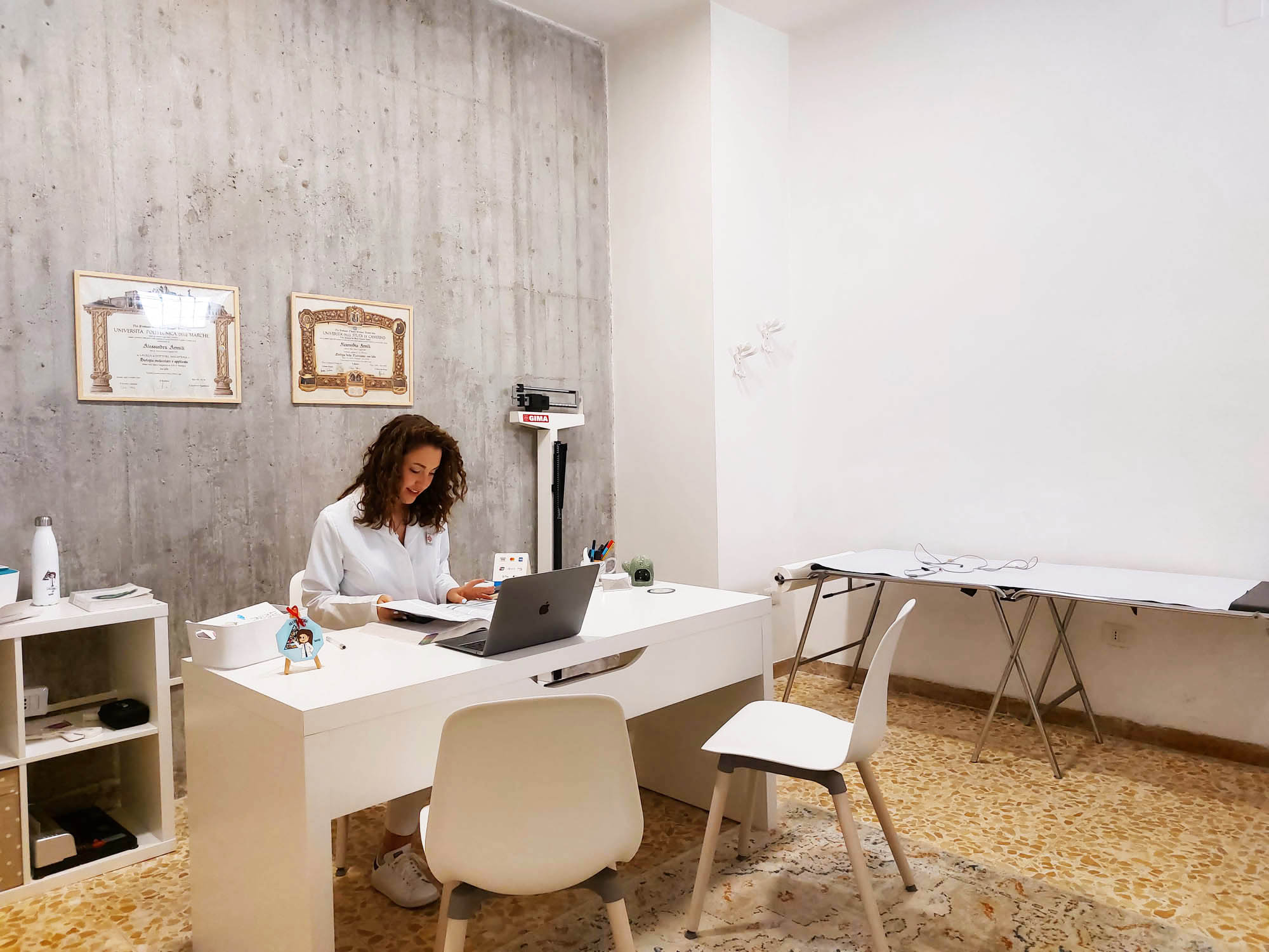 Studio Biologa Nutrizionista Ascoli Piceno - Dott.ssa Alessandra Armili - Consulenze alimentari personalizzate Studio nutrizionista Ascoli Piceno - Dott.ssa Alessandra Armili al lavoro nel suo studio professionale con bilancia GIMA e attrezzature per visite nutrizionali